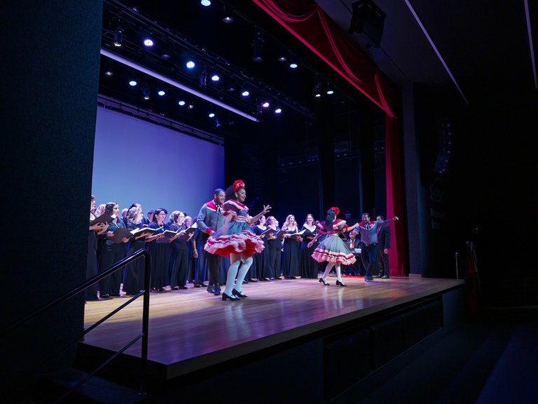 Coro Sinfônico e Grupo Folclórico do Sesc_Canto em Além Mar na Paraíba.jpg
