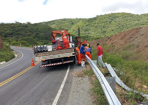 der-estalacao-de-defensas-nas-estradas-de-serra-do-pinheiro-e-serra-do-moura-3.jpg