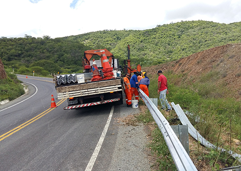 der-estalacao-de-defensas-nas-estradas-de-serra-do-pinheiro-e-serra-do-moura-3.jpg