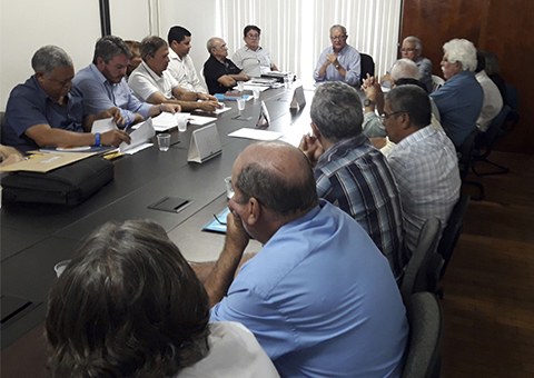 der-reune-diretoria-para-balanco-de-obras-2.jpg der-reune-diretoria-para-balanco-de-obras-2.jpg