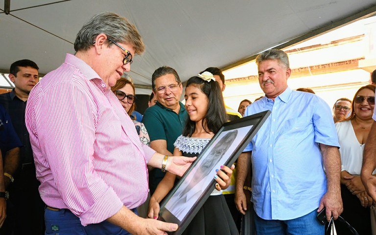 joao assina ordem de servico de estrada piloes a serraria pb087 foto jose marques (1).JPG