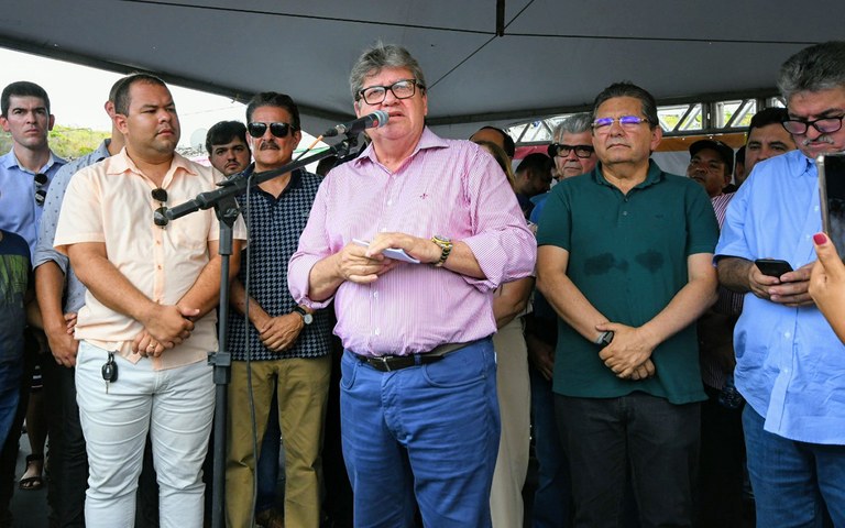 joao assina ordem de servico de estrada piloes a serraria pb087 foto jose marques (2).JPG