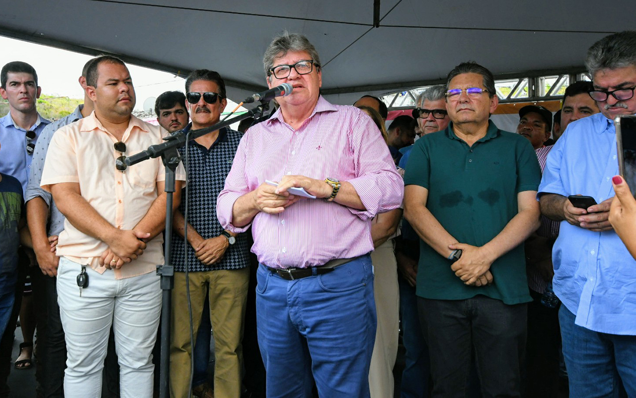 joao assina ordem de servico de estrada piloes a serraria pb087 foto jose marques (2).JPG