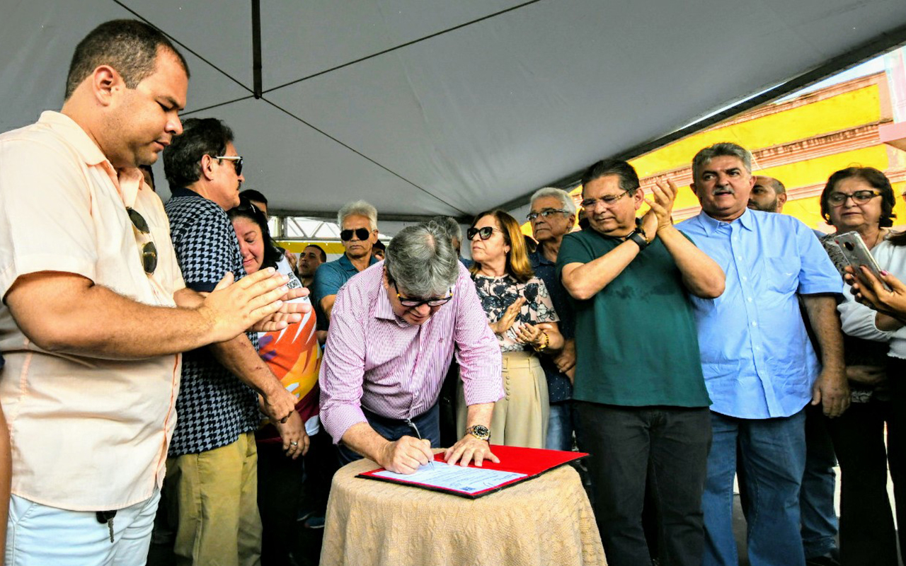 joao assina ordem de servico de estrada piloes a serraria pb087 foto jose marques (3).JPG