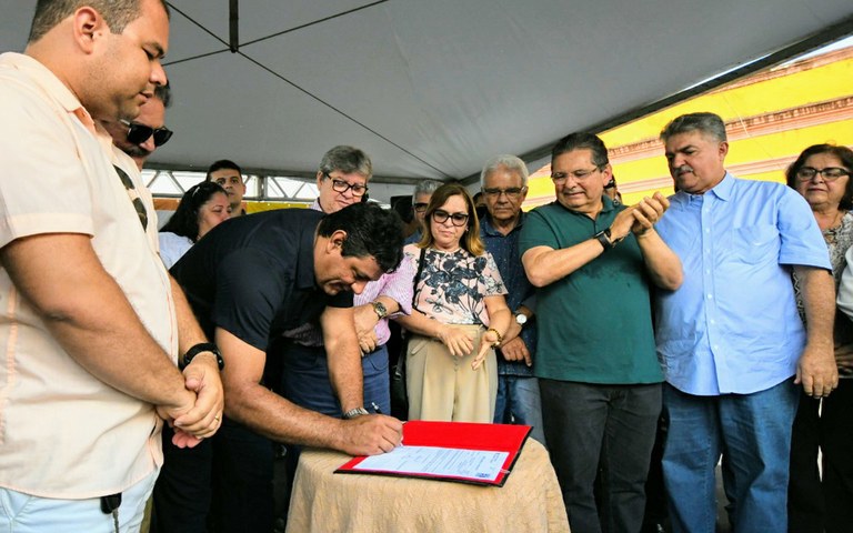 joao assina ordem de servico de estrada piloes a serraria pb087 foto jose marques (4).JPG