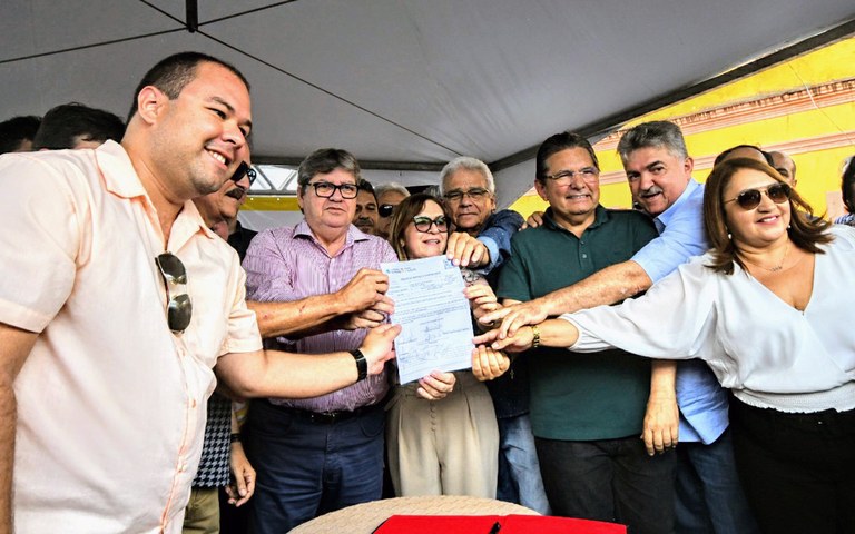 joao assina ordem de servico de estrada piloes a serraria pb087 foto jose marques (7).JPG