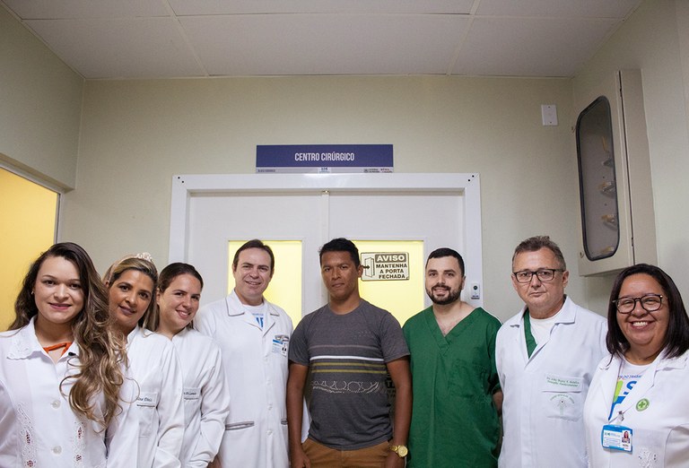 primeiro paciente cardiaco cirurgiado no metropolitano com equipe medica (2).jpg