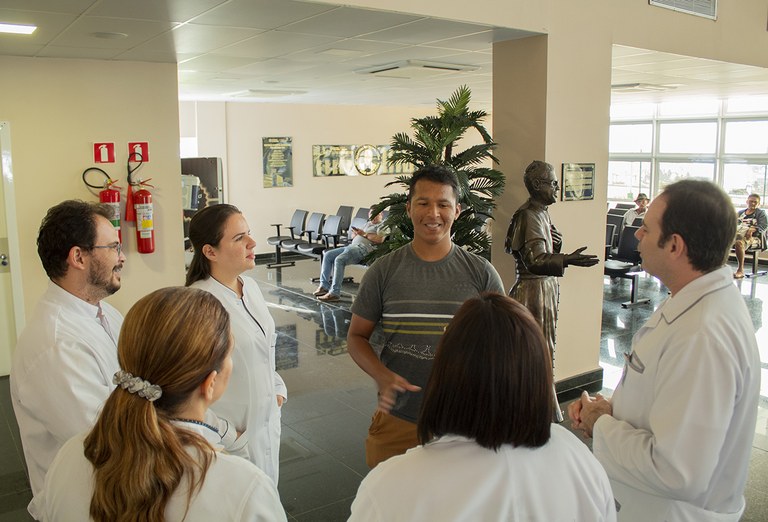 primeiro paciente cardiaco cirurgiado no metropolitano com equipe medica (3).jpg
