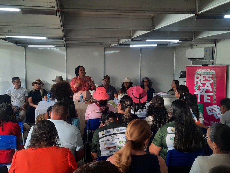 Público lotou a sala de palestras durante o Encontro de Mulheres do Agro.jpg