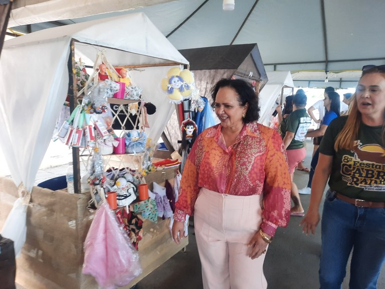Secretária Lídia Moura - Visitando os stands da Festa da Cabra Rainha.jpg