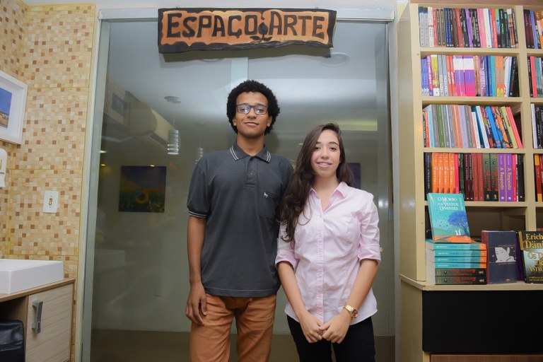 Pinturas de estudantes da Escola C I T Alice Carneiro expostas na Livraria do Luiz foto daniel medeiros (12).jpg