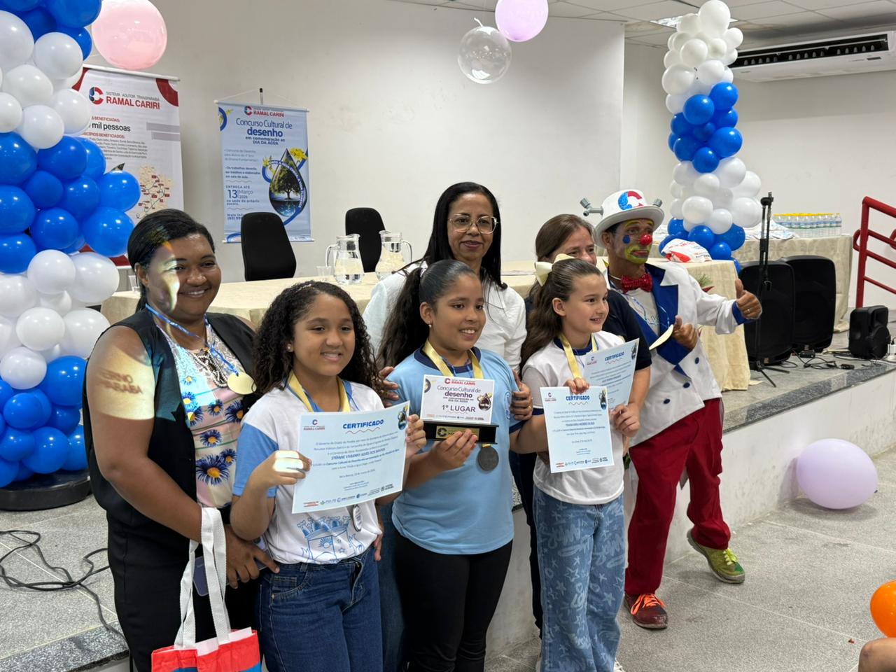 Estudantes vencedoras com suas professoras.jpeg