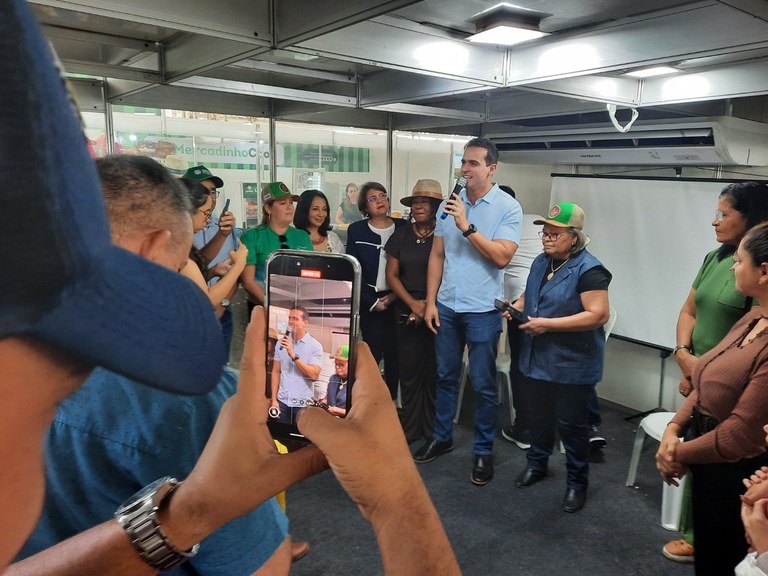 Visita de Lucas Ribeiro ao painel do Encontro de Mulheres do Agro.jpg