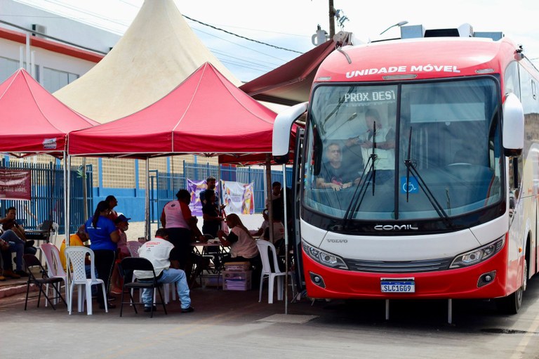 O ônibus do Hemocentro esteve na Feira para coleta de sangue.jpg