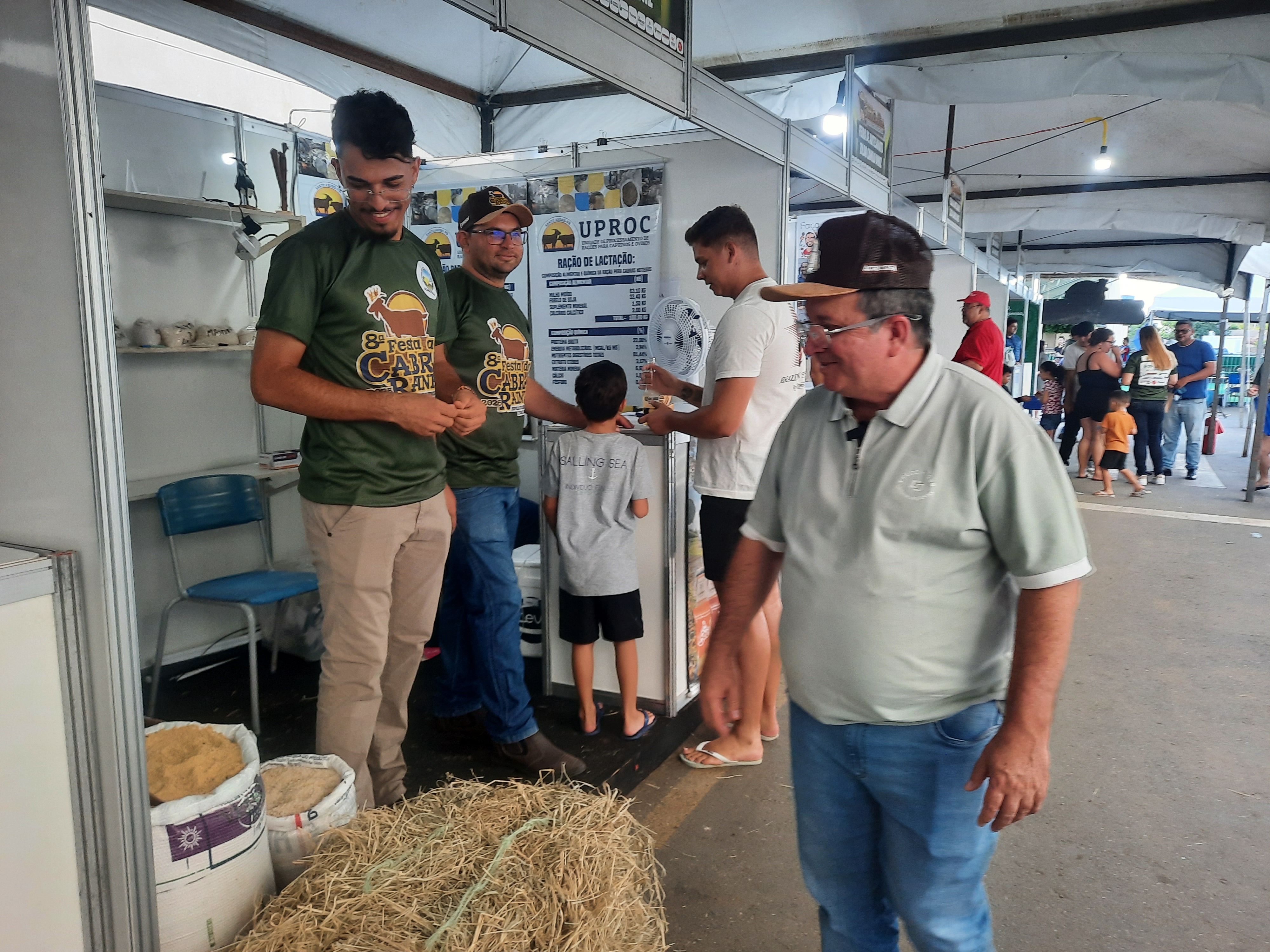 Secretário Joaquim Hugo visita stands na 8a Festa da Cabra Rainha.jpg
