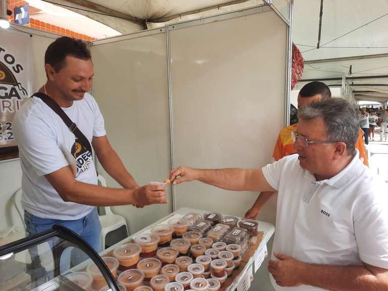 Produtor de doces Lucas André e o secrtário Joaquim Hugo.jpg