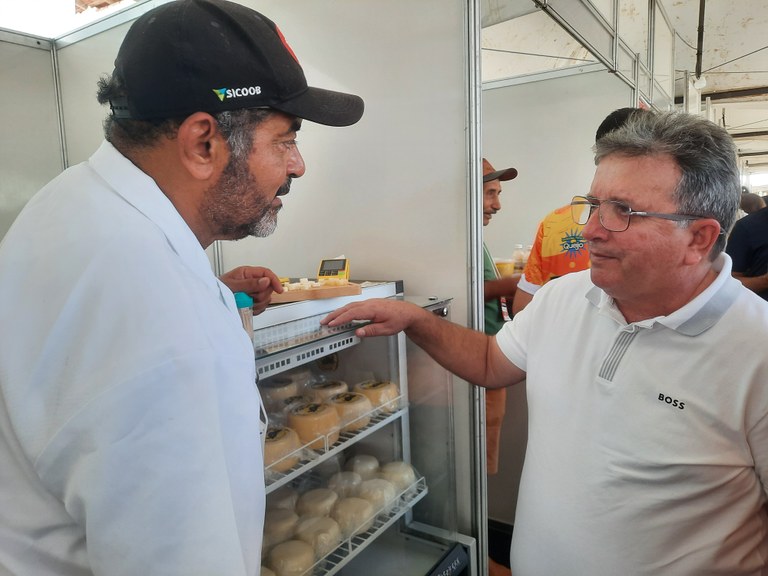 Secretário Joaquim Hugo, à esquerda, conversa com expositor.jpg