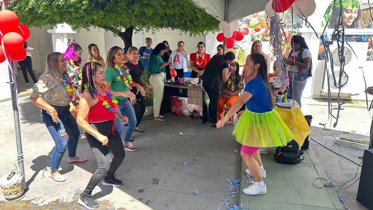 Houve sessões de dança na abertura da ação.jpg