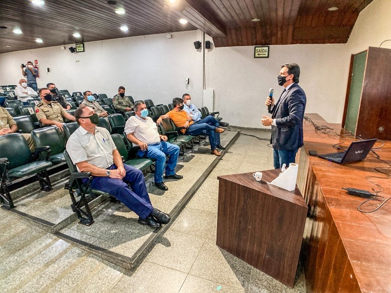 Secretário de Segurança Pública, Jean Nunes, durante encontro com produtores canavieiros, nesta terça-feira.jpg