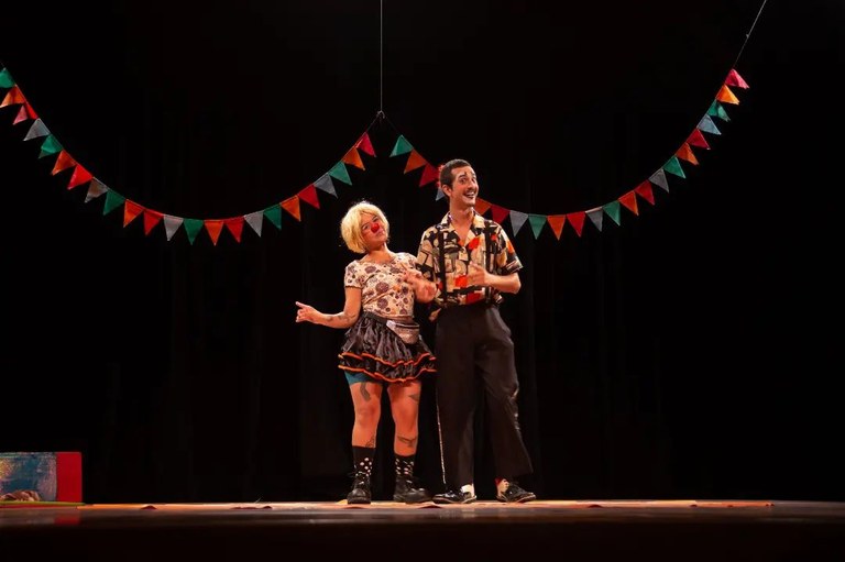 TUDO JUNTO E MISTURADO- CIRCO MUAMBA.jpg
