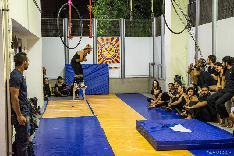 EscoladeCircoadulto.jpg EscoladeCircoadulto.jpg