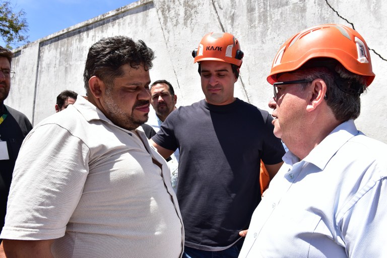 2025.11.08 Governador JoaÌo AzeveÌdo vistoria local de rompimento de reservatoÌrio e faz coletiva de imprensa na Cagepa Â© Julio Cezar Peres19.JPG