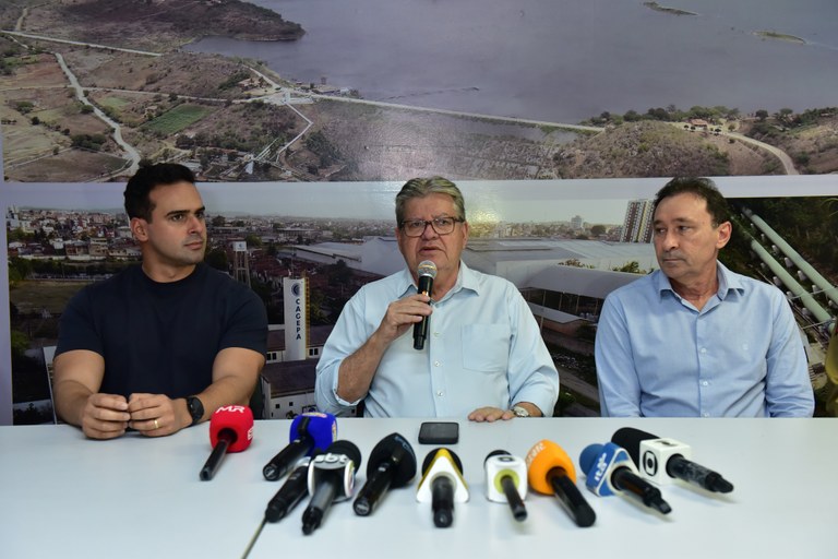 2025.11.08 Governador JoaÌo AzeveÌdo vistoria local de rompimento de reservatoÌrio e faz coletiva de imprensa na Cagepa Â© Julio Cezar Peres21.JPG