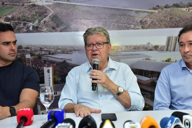 2025.11.08 Governador JoaÌo AzeveÌdo vistoria local de rompimento de reservatoÌrio e faz coletiva de imprensa na Cagepa Â© Julio Cezar Peres28.JPG