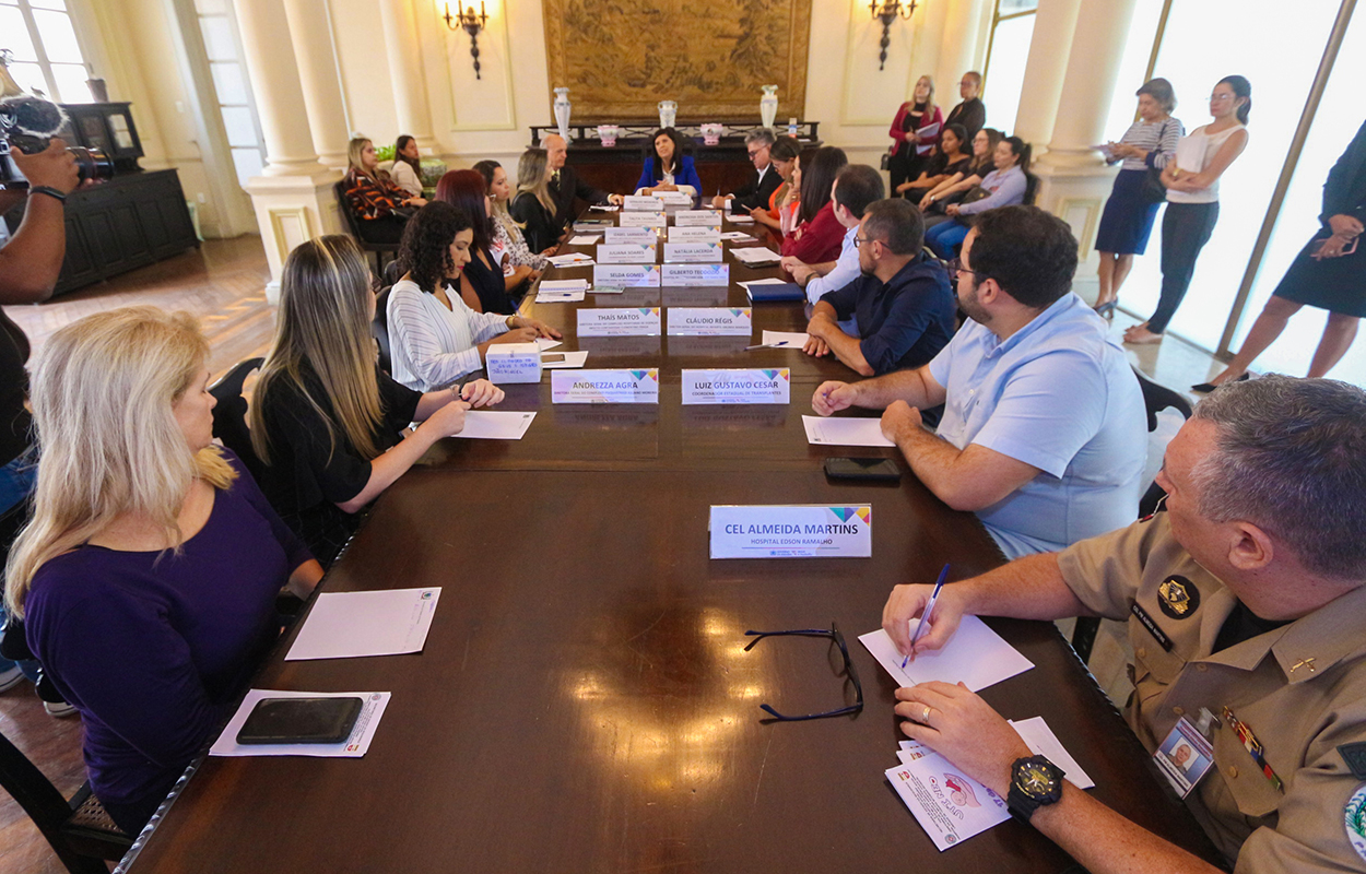 governadora em exercico com equipe da saude_foto junior fernandes (1).jpg