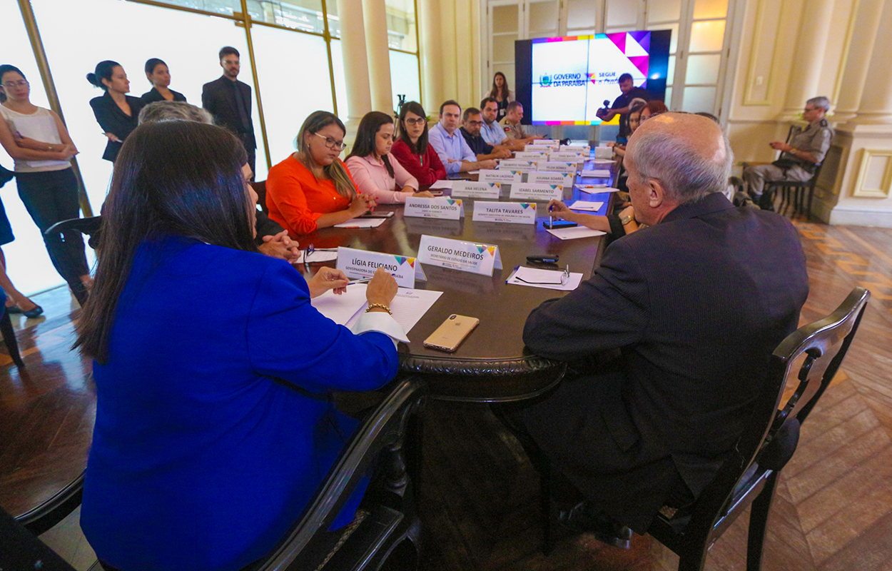 governadora em exercico com equipe da saude_foto junior fernandes (3).jpg