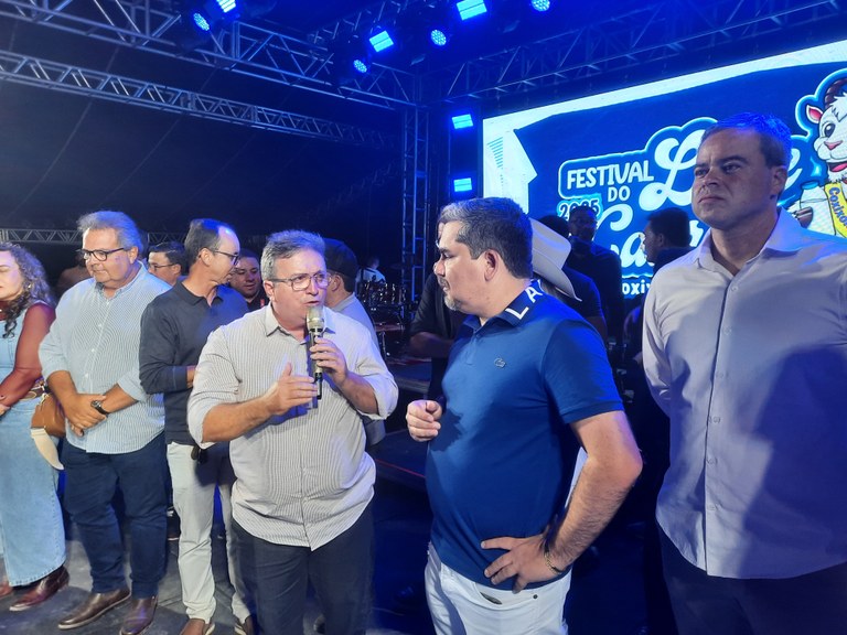 Secretário Joaquim Hugo e o prefeito Nelsinho Honorato (de camisa azul).jpg
