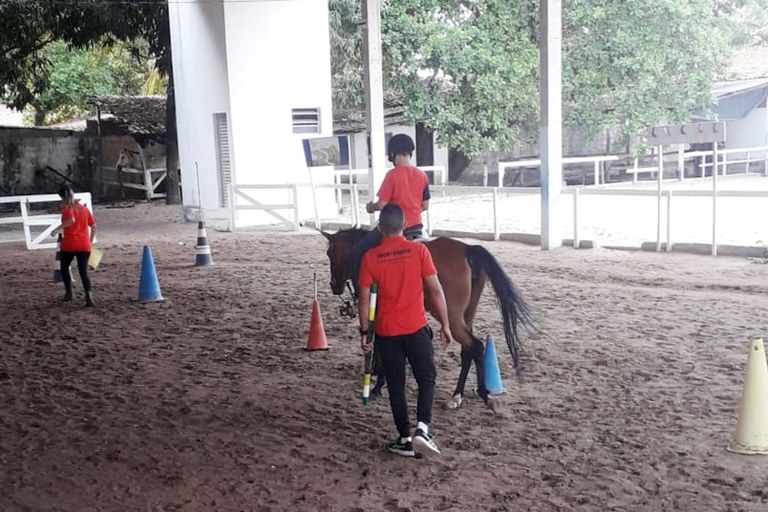22.01.20 - primeira dama na associação de equoterapia (2).jpg