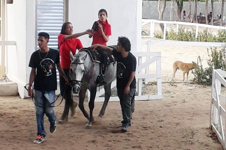22.01.20 - primeira dama na associação de equoterapia (4).jpg