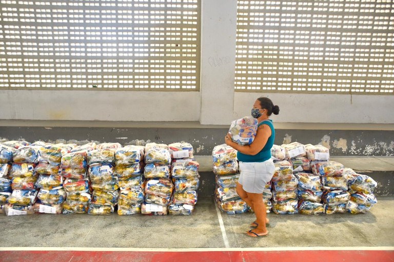 entrega cestas escolas3.jpg