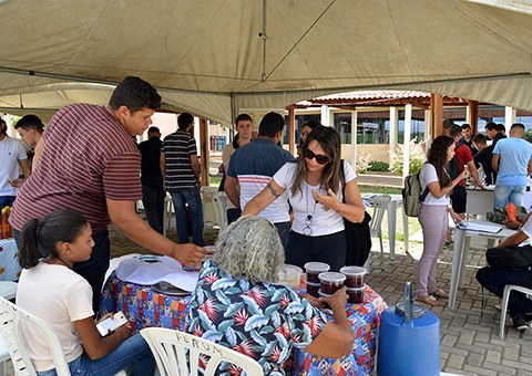 Governo-estimula-a-Economia-Solidaria-com-realizacao-de-feiras-de-empreendedores-2.jpg