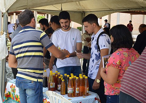 Governo-estimula-a-Economia-Solidaria-com-realizacao-de-feiras-de-empreendedores-3.jpg