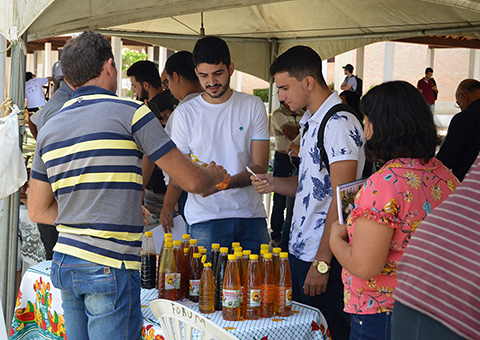 Governo-estimula-a-Economia-Solidaria-com-realizacao-de-feiras-de-empreendedores-3.jpg