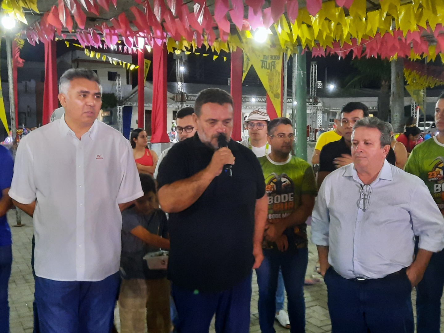 Júnior Nóbrega, da Apacco, José Elias Borges, prefeito de Gurjão, e o secretário Joaquim Hugo, da Sedap.jpg