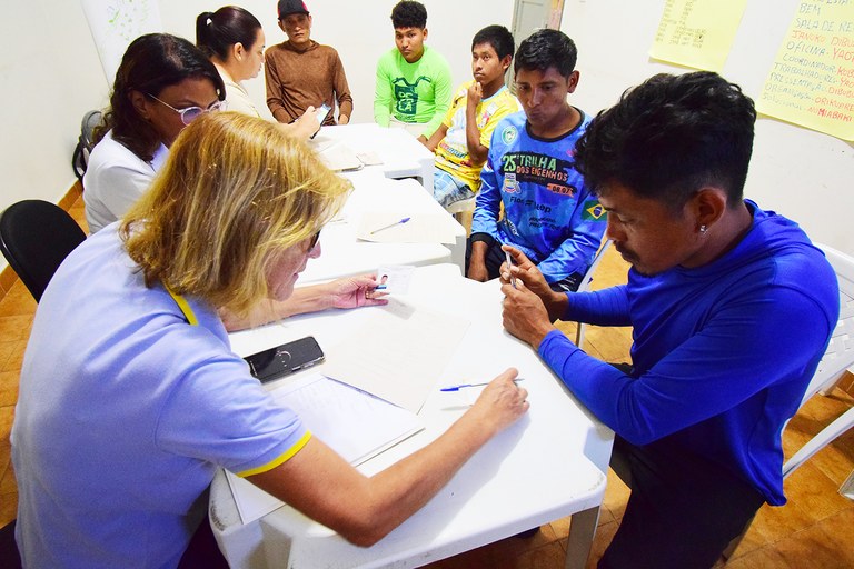17-09-25 Recrutamento de Waraos para trabalhar na Ferreira Costa - Foto- Alberto machado (41).JPG