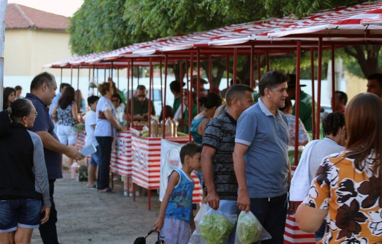 Empaer inaugura feira do agricultor familiar (1).jpg