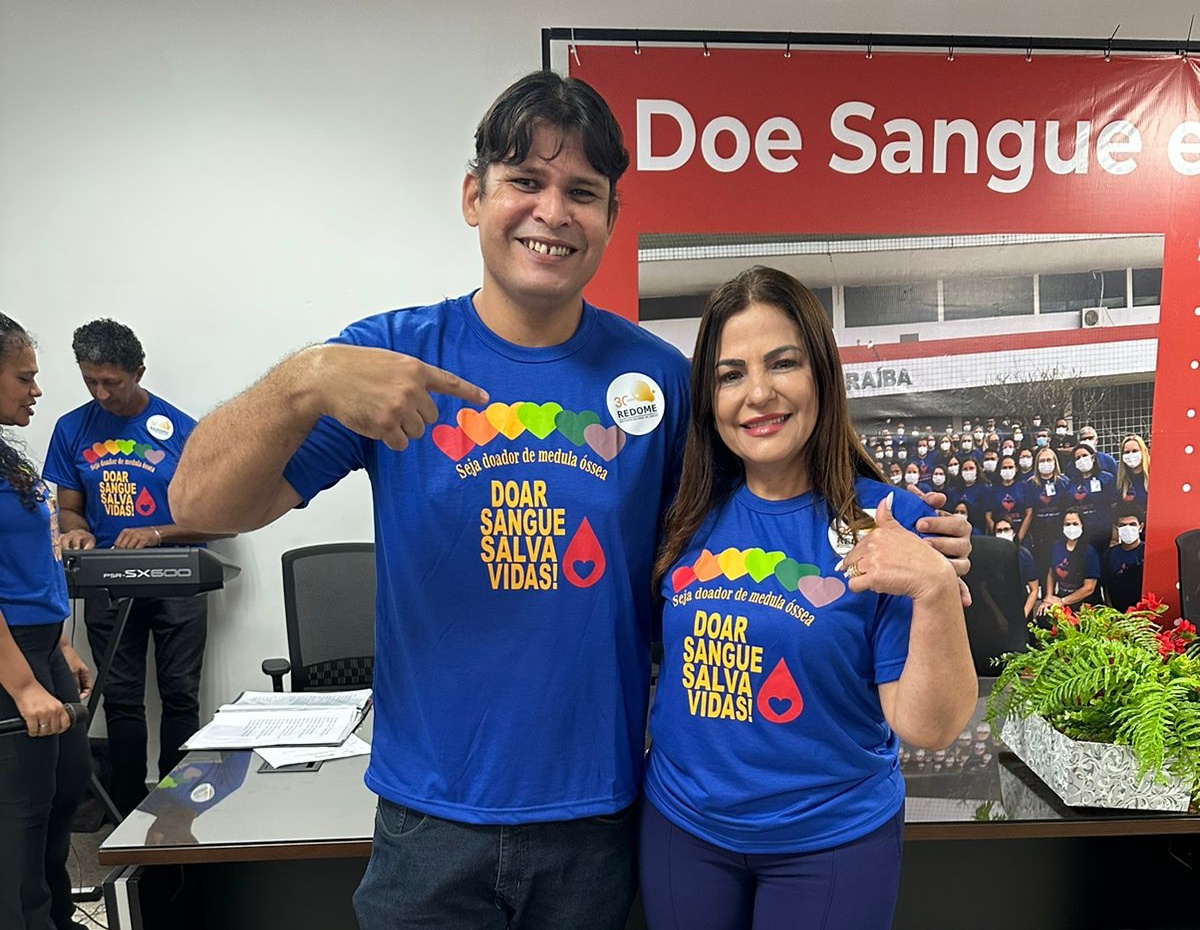 Doador Maximiliano e diretora do Hemocentro Shirlene.jpeg