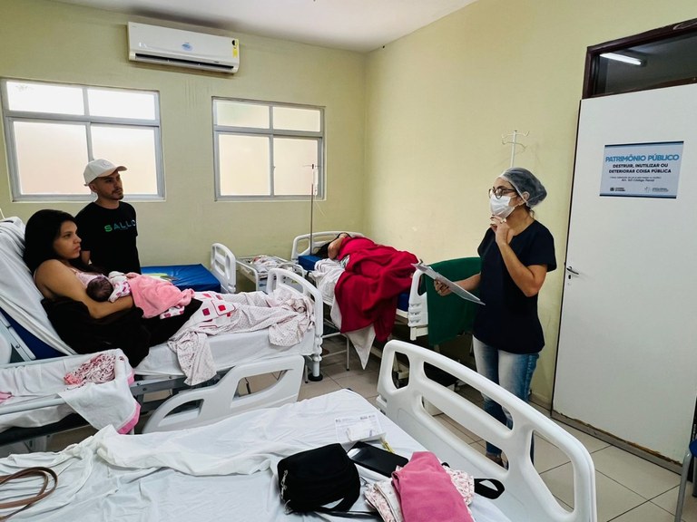 A aborrdagem da psicóloga acontece nas enfermarias obstetricas do hospital.jpg