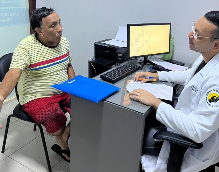 O mecânico Josivan Oliveira foi um dos primeiros pacientes a serem atendidos.jpg