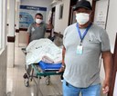 Um dos pacientes da cirurgia urológica saindo do bloco após procedimento.jpg
