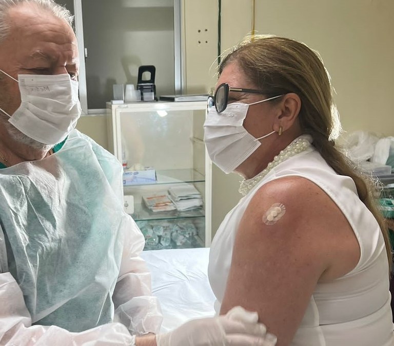 A diretora administrativa do hospital, Cláudia Medeiros foi uma das pacientes desta quarta-feira (17).jpg