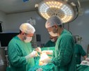 A cirurgia foi feita pelo cirurgião oncologista Anderson Neves, com apoio do cirurgião geral Éverton Olegá.jpeg