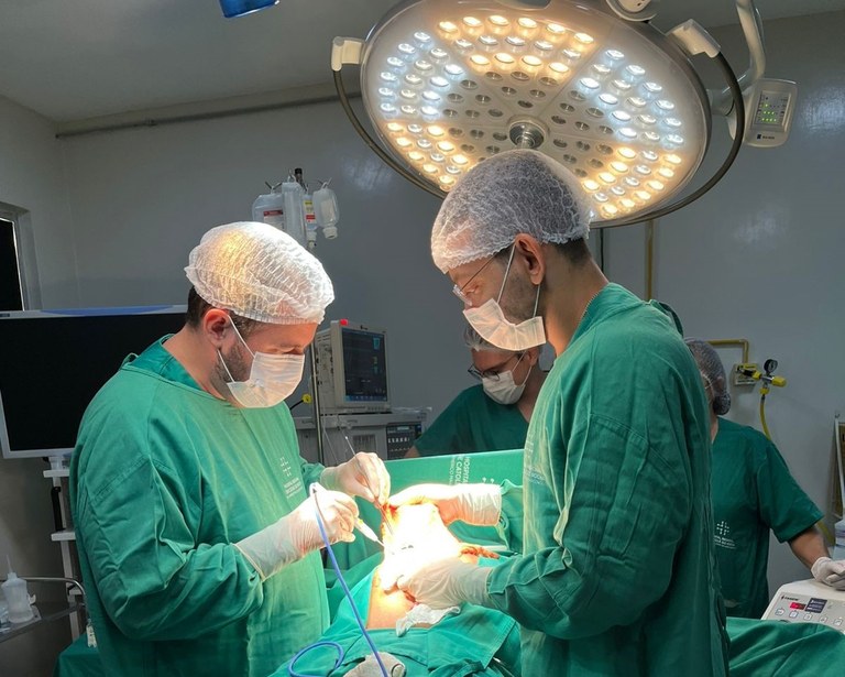 A cirurgia foi feita pelo cirurgião oncologista Anderson Neves, com apoio do cirurgião geral Éverton Olegá.jpeg