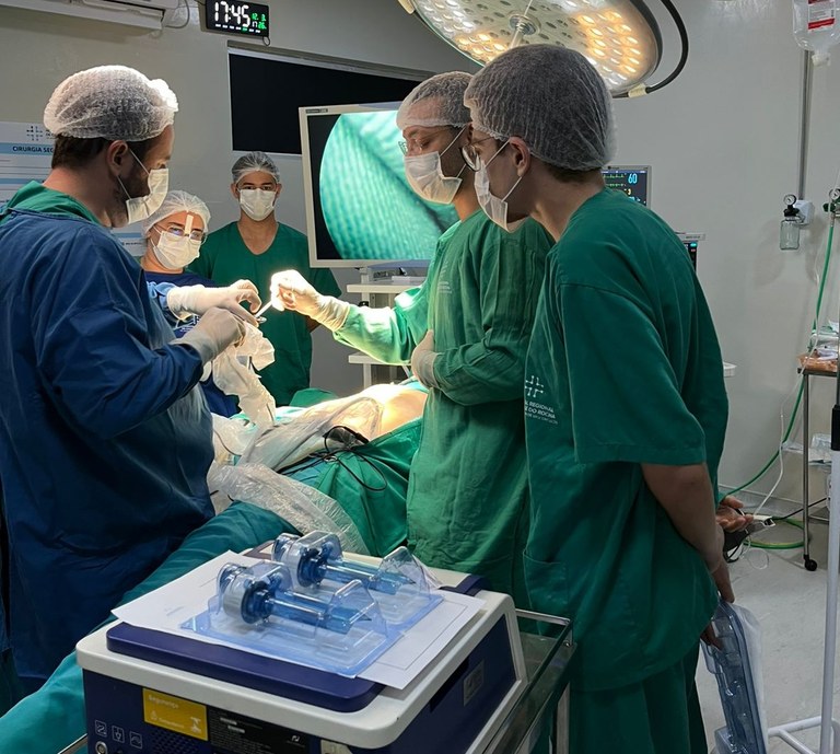 A colectomia por vídeo foi realizada nesta quinta-feora (12).jpeg