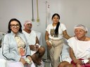 Pacientes aguardando a cirurgia com familiares.jpg
