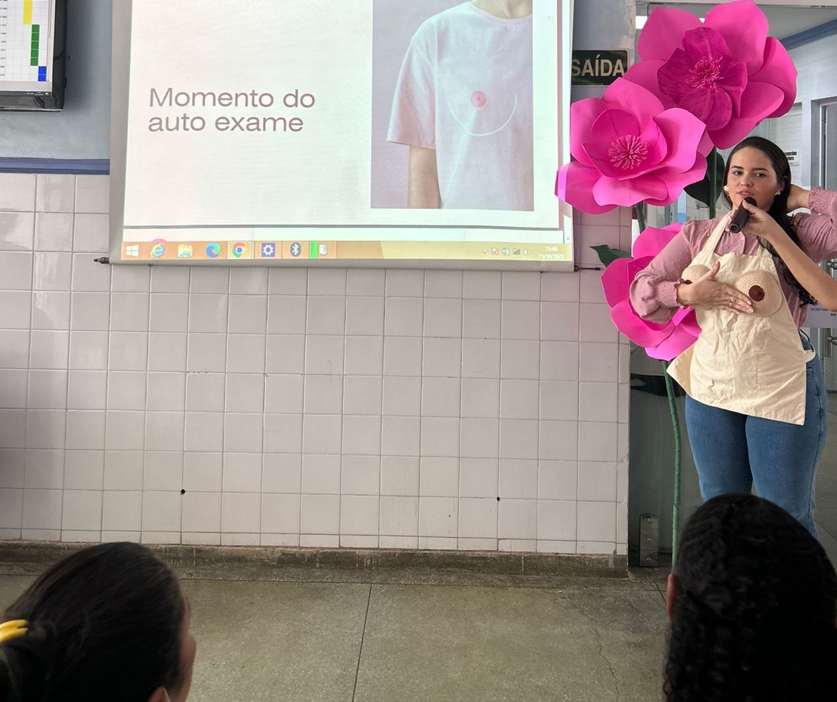 A fisioterapeuta Jeane Carla foi uma das palestrantes.jpg